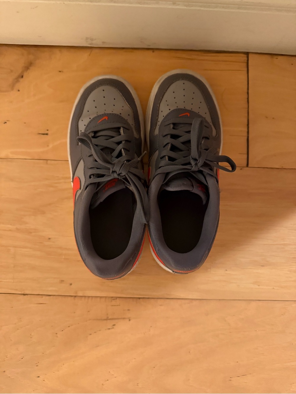 Nike kids Low-Top Sneakers - Gray with Orange Swoosh